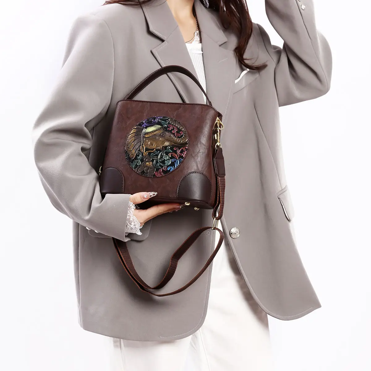 

Модная и универсальная этническая рельефная сумка 2025 года, новая ретро-сумка через плечо большой вместимости для мам среднего возраста, ведро на одно плечо