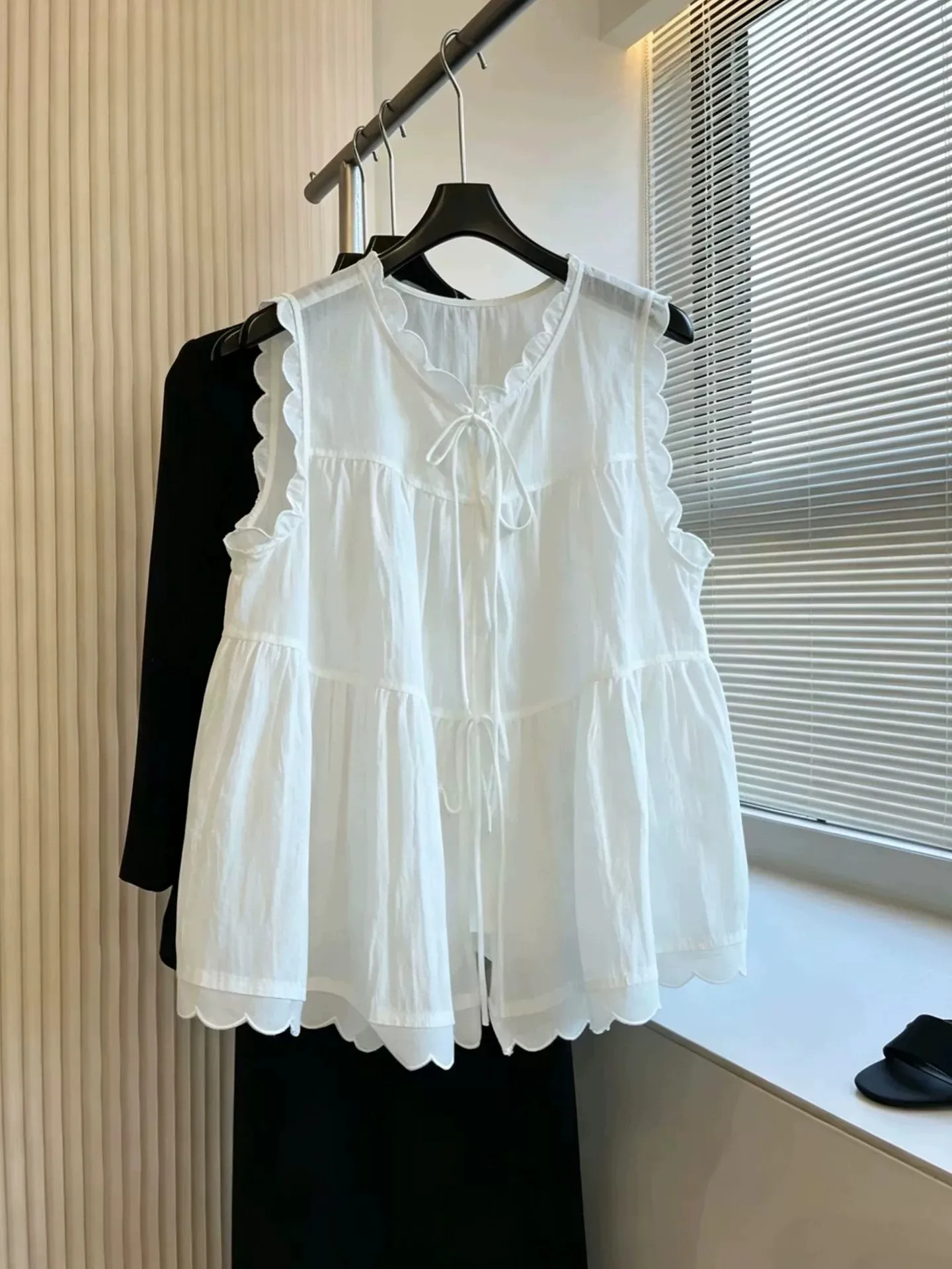 White Loose Sleeveless Shirt Women's Fashion Summer Slimming Top Brand Buckle Euro Style Floral Lace Trim Casual round Neck