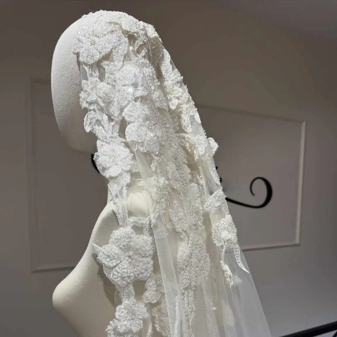 

Elegant Sequined Lace Wedding Veil 3 Meters One Layer Bridal Veil Customized Appliques Cape Bride Headpiece Accessories