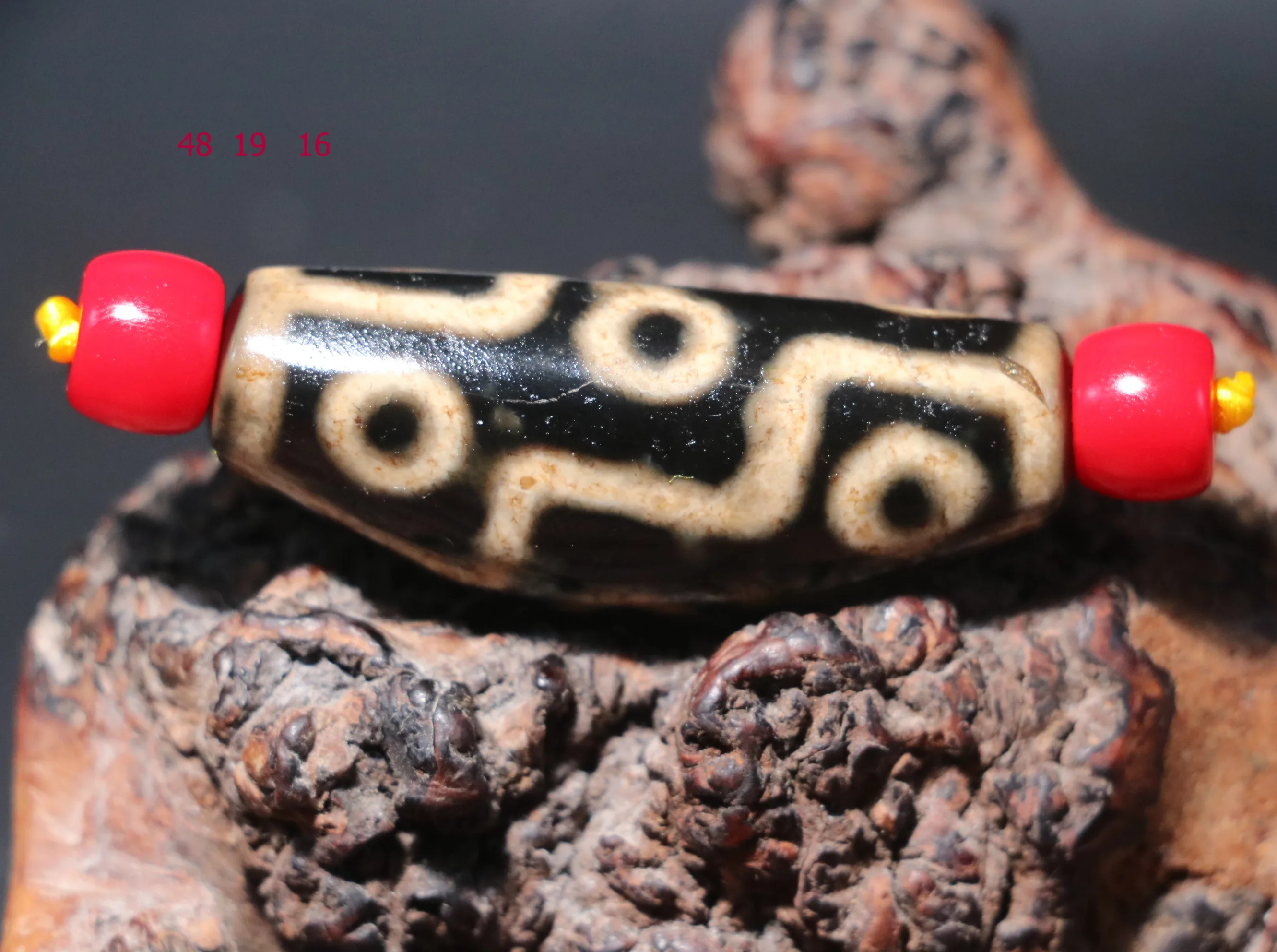 

Unique Energy Tibetan old Agate Fold Line 9 Eyed of Kingdom Ox Horn Dzi bead Pendant TT Talisman RT