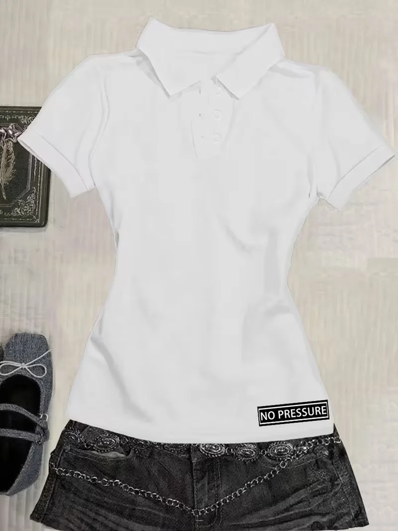 Y2K Schwarzes Slim-Fit Poloshirt für Damen Arbeitskleidung mit Rotem Aufdruck – Detail 3