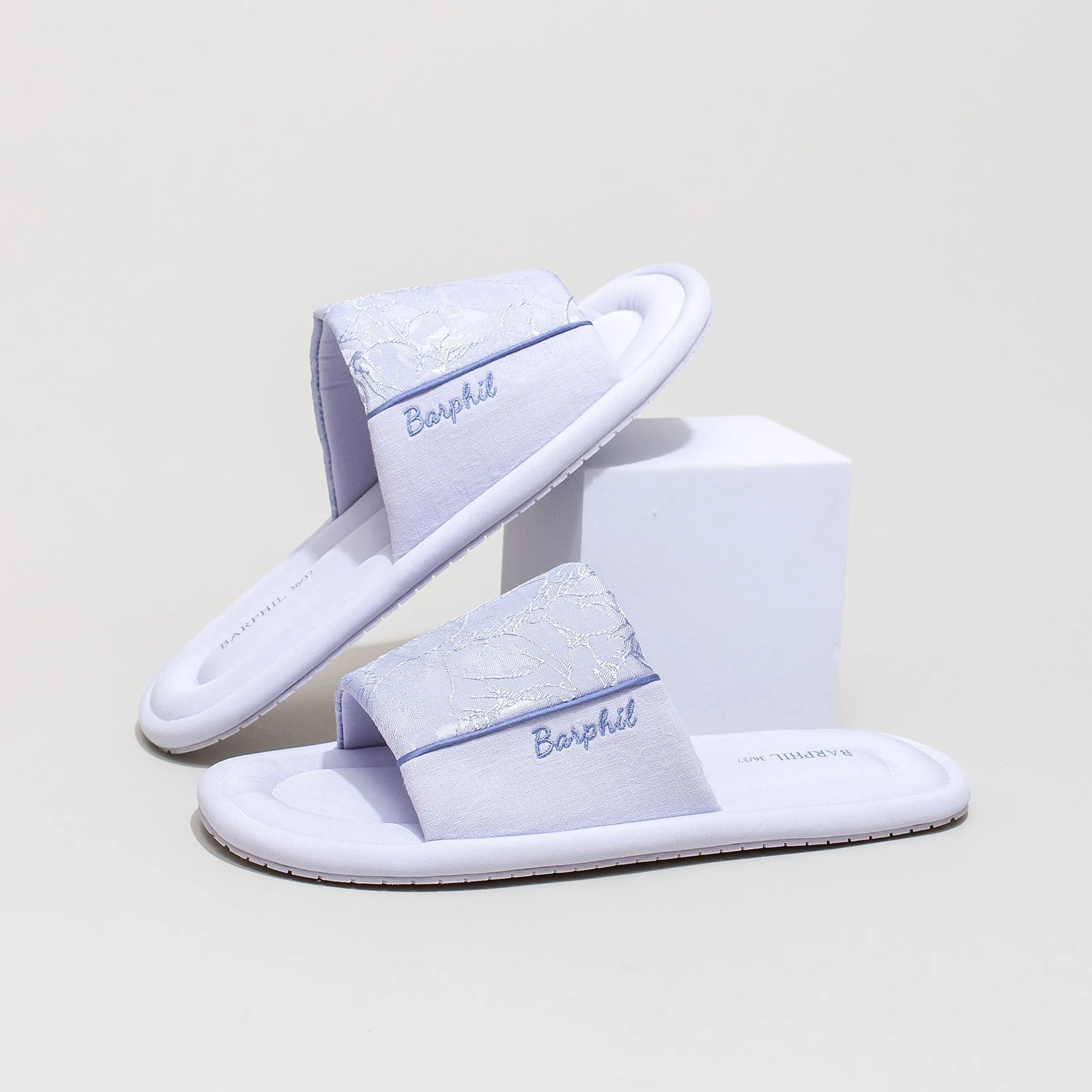 Newly designed soft bottom anti - slip quiet indoor home slippers for ladies and couples for year - round use