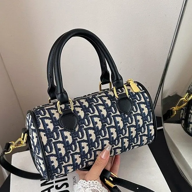 

Минималистичная сумка-куб через плечо, структурированный квадратный силуэт со съемной цепочкой, в ретро-стиле, новинка 2026 года