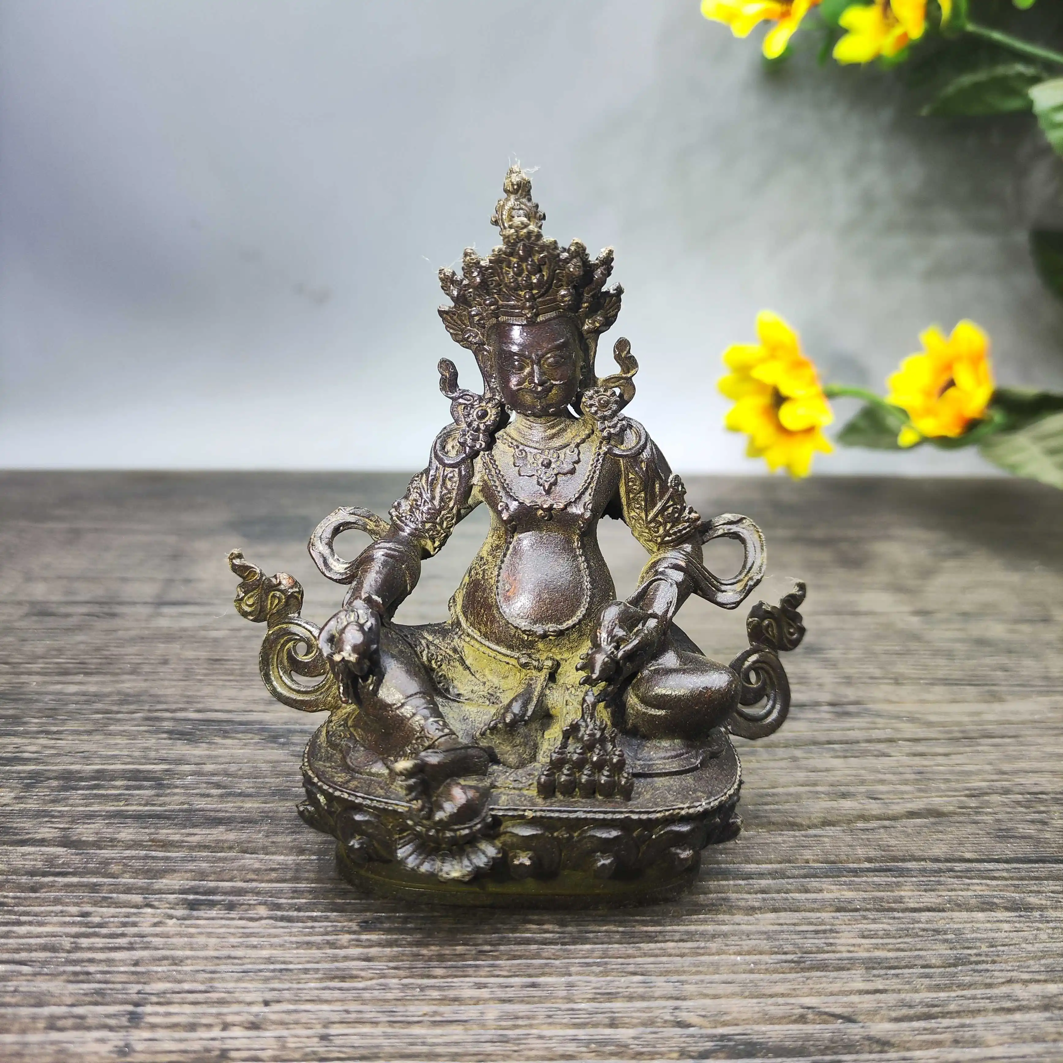 

A retro Chinese copper and yellow statue of the God of Wealth, a living room desktop decoration