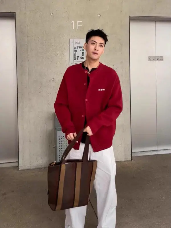 

Красный вязаный кардиган с вышивкой для мужчин: новая осенне-зимняя коллекция, свободный крой, высококачественный повседневный утепленный свитер, идеально подходит для прогулок