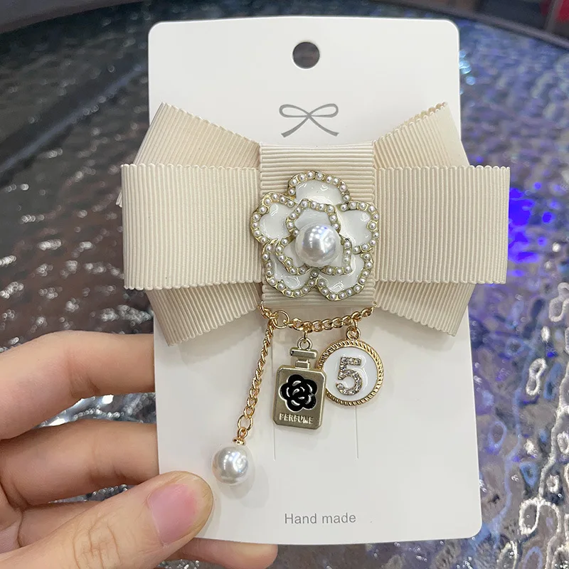 Koreanische Mode Stoff Kunst Fliege Perle Kamelie Blume Broschen für Frauen Anzug Pullover Abzeichen Hochzeit Party Corsage Brosche Pins – Detail 3