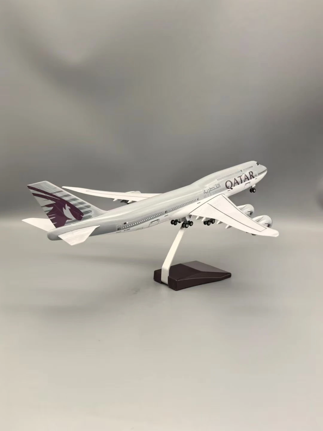 B747 نموذج طائرة 1:130 مقياس الطائرات قطر دييكاست الراتنج مجموعة الطائرات مع أضواء LED عرض ديكور المنزل