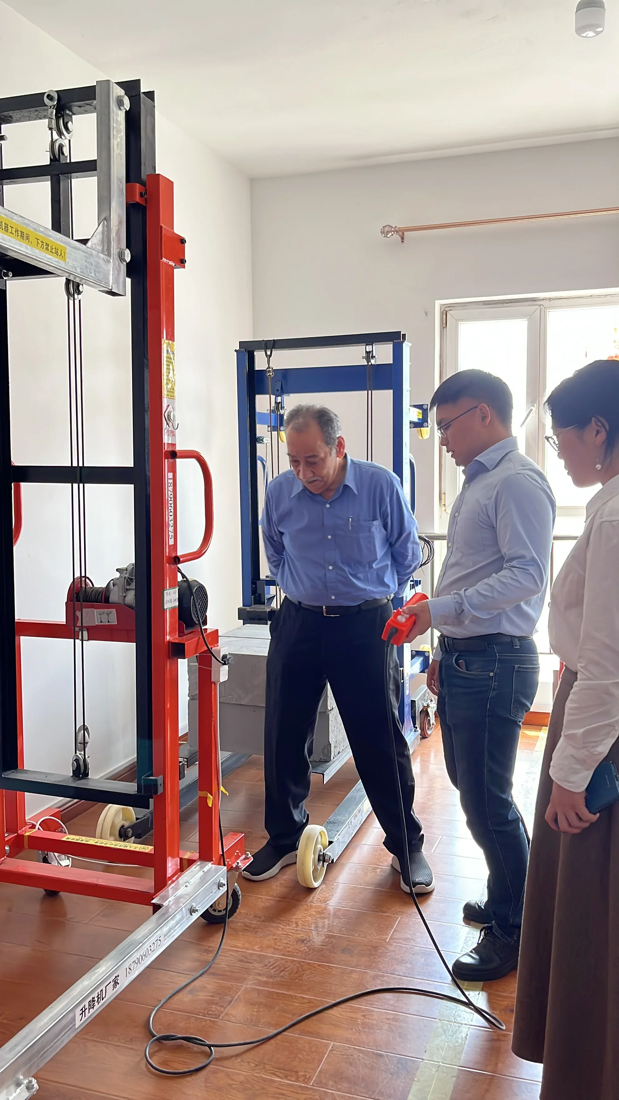 رافعات كهربائية صغيرة عالية الجودة لوحة طاقة شمسية رافعة رفع أنابيب النار رفع الطوب 2.5-7 متر