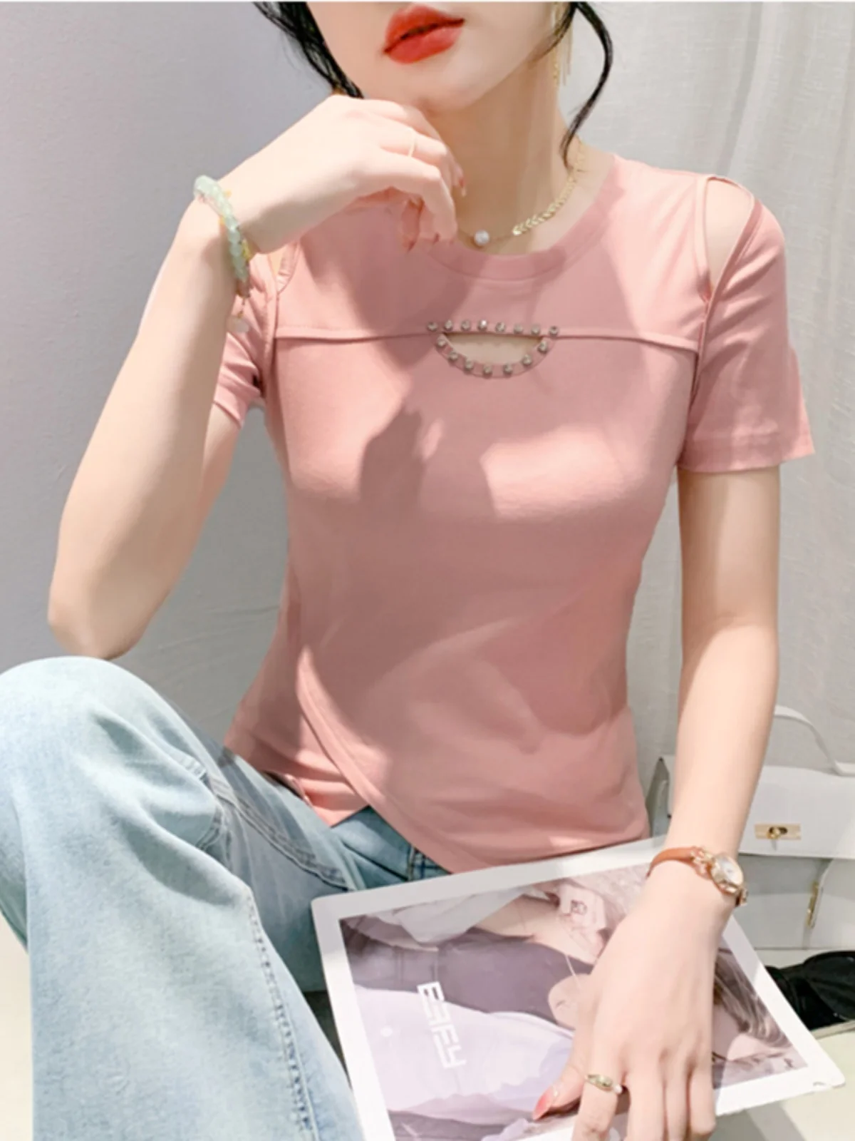 

Faionable Summer Diamond Embellied Slim Fit ort Sve T-irt round Ne Hollow out Splice Asymmetrical Split Top