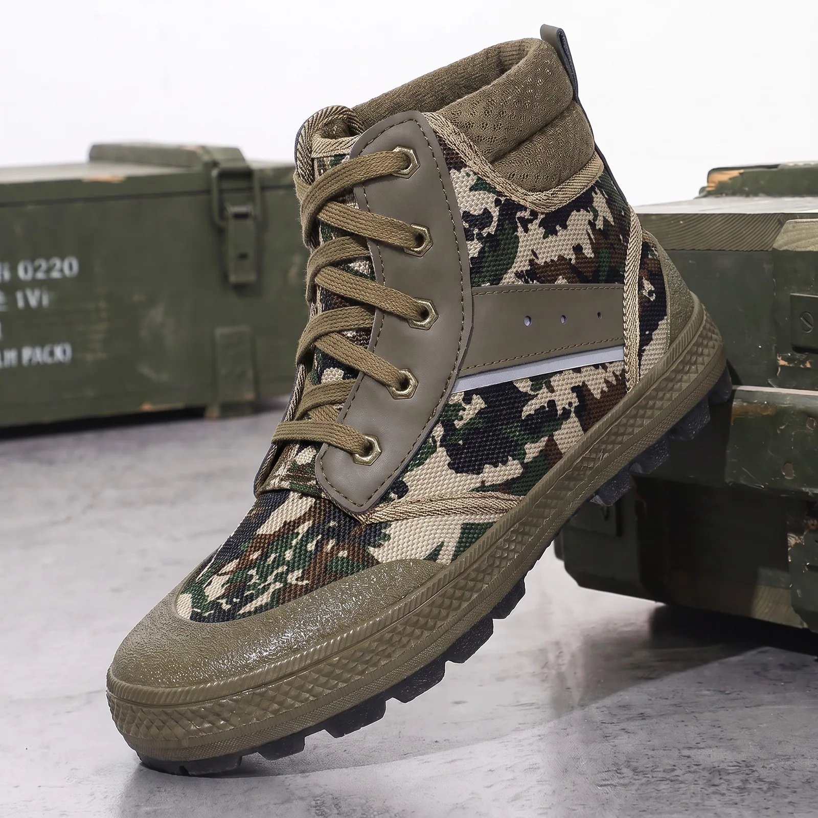 Spring and summer men's outdoor workwear shoes camouflage canvas splicing high top casual shoes reflective men's shoes