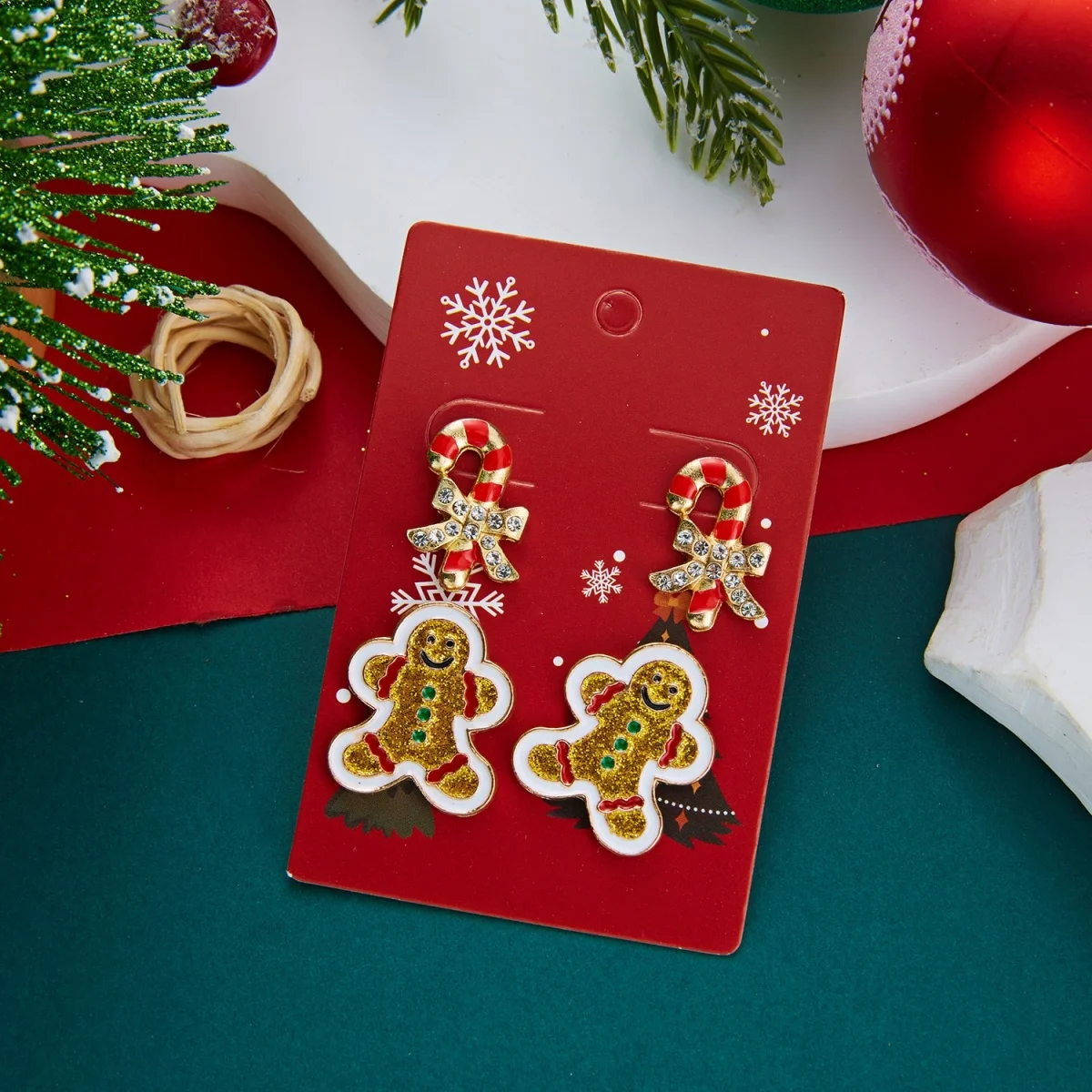 2 Paar/Set Weihnachtsbaum-Schleifen-Hirsch-Ohrstecker für Damen, niedliche Lebkuchenmann-Weihnachtsmann-Schlitten-Krücken-Ohrringe, Schmuck – Detail 22