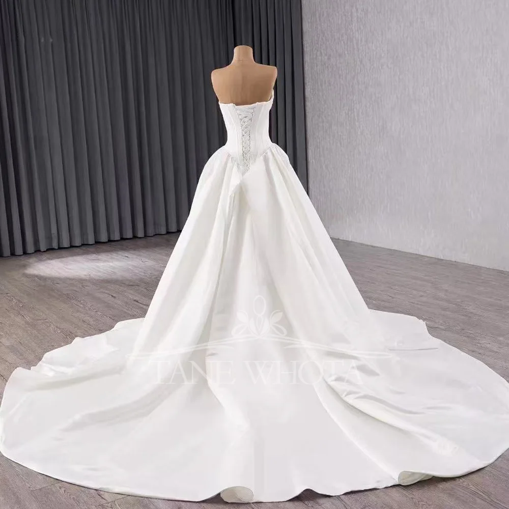 エレガントなサテンのウェディングドレス ノースリーブ 恋人 レースアップ バック ラッフル カスタマイズされた民間式結婚式のブライダルドレス