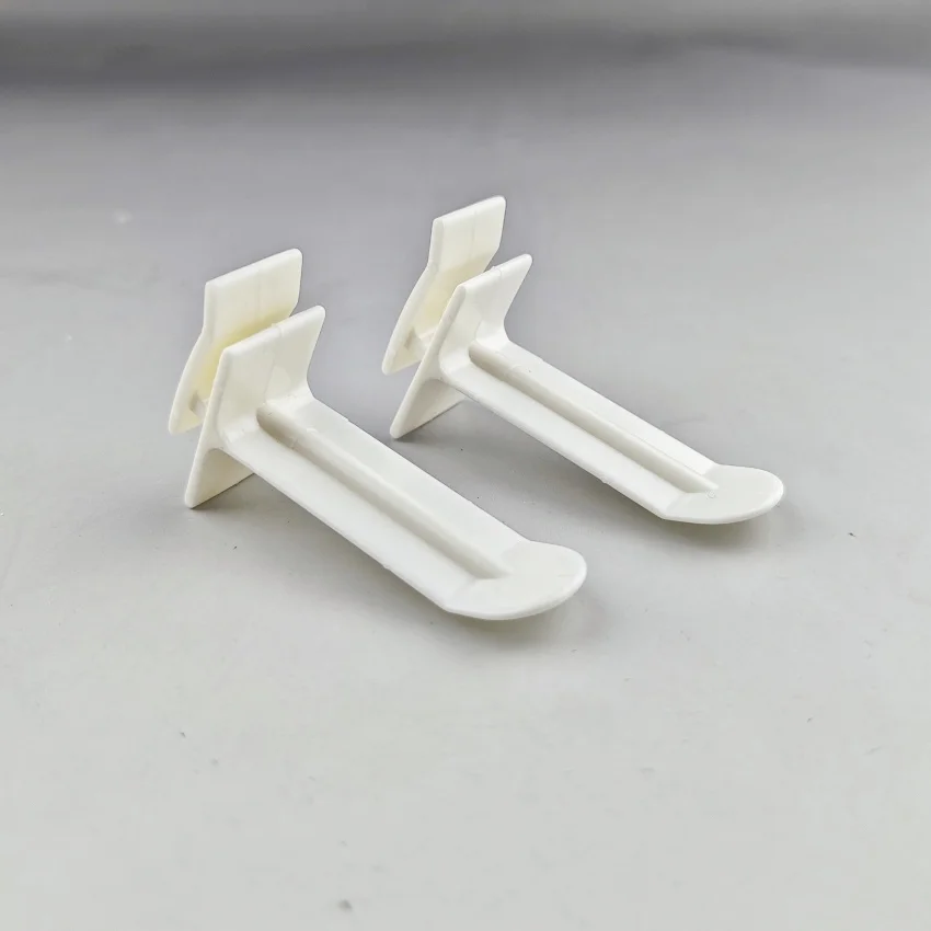 عبوة واحدة من حزمة المنتجات البلاستيكية، خطافات مسطحة للتعليق، سلع تخزين بيضاء لرف رف الورق المقوى #5