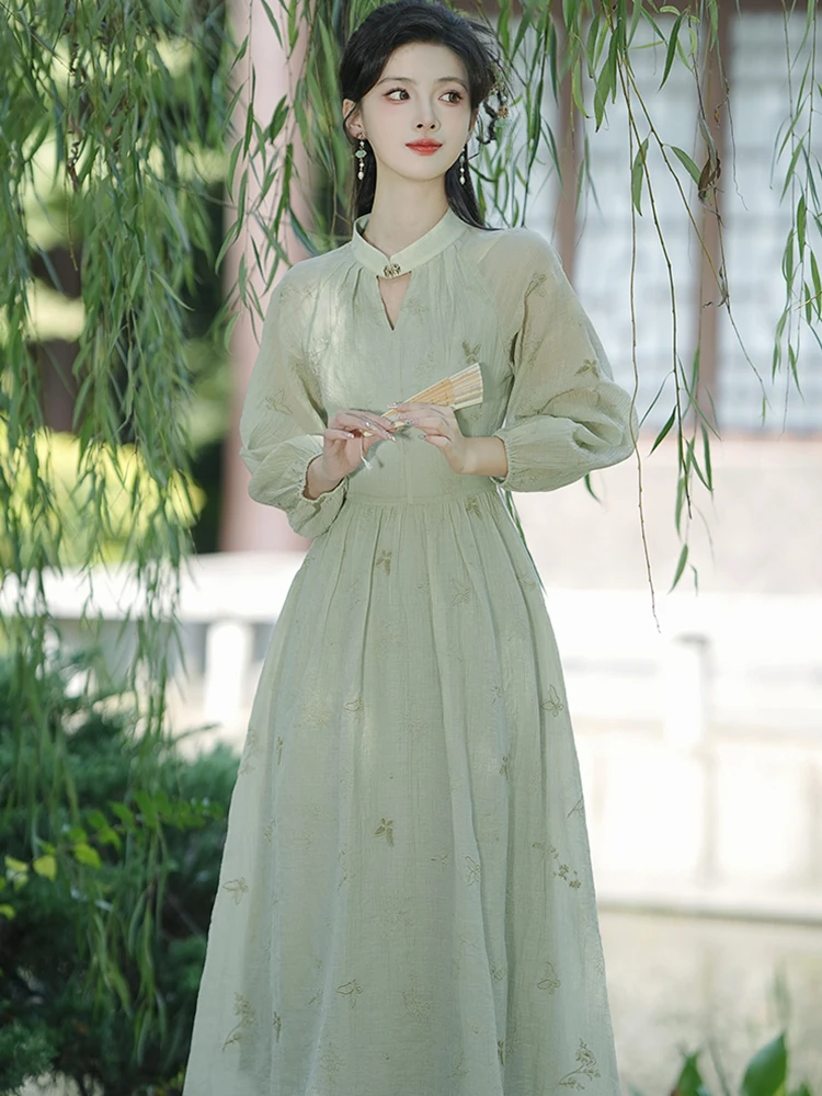 เดรสยาวคอตั้งลายปักสีเขียว ปี 2025 สำหรับผู้หญิง สไตล์หรูหราลำลอง แขนยาว ทรงเข้ารูป สไตล์เกาหลี เหมาะสำหรับงานพรอมช่วงฤดูใบไม้ร่วง