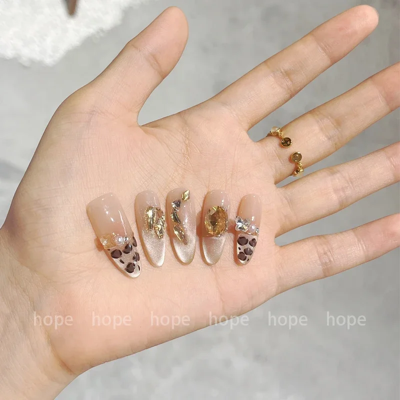 

Purely handmade armor, new leopard print in autumn and winter, French cat eye flashing, Spice Girl temperament white, fake nails