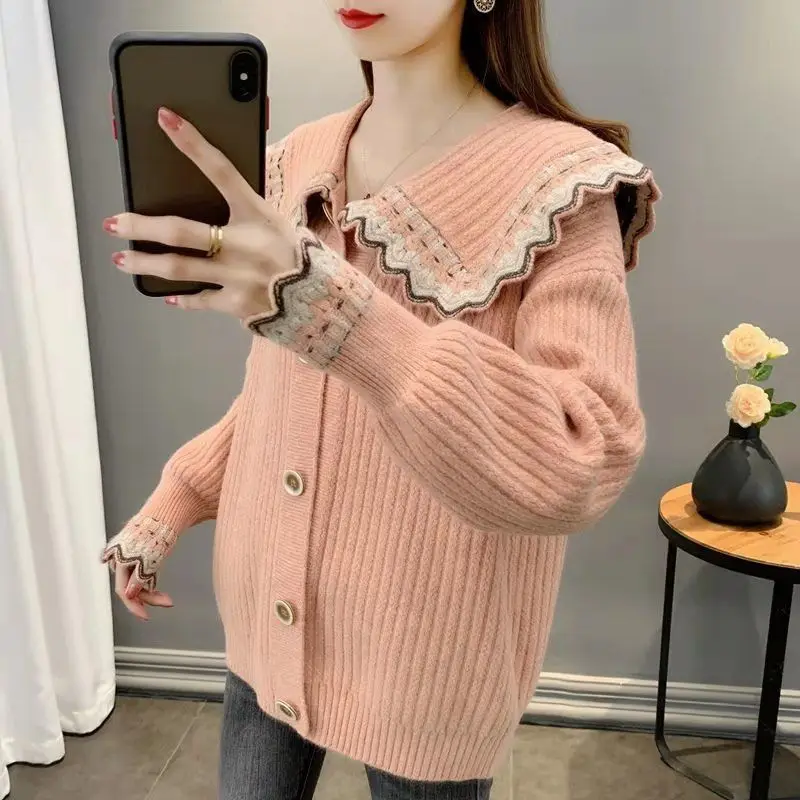 Damski sweter rozpinany z dzianiny w nowym koreańskim stylu z luźnym kołnierzykiem typu doll collar, zapinany na guziki, idealny na wiosnę i jesień.