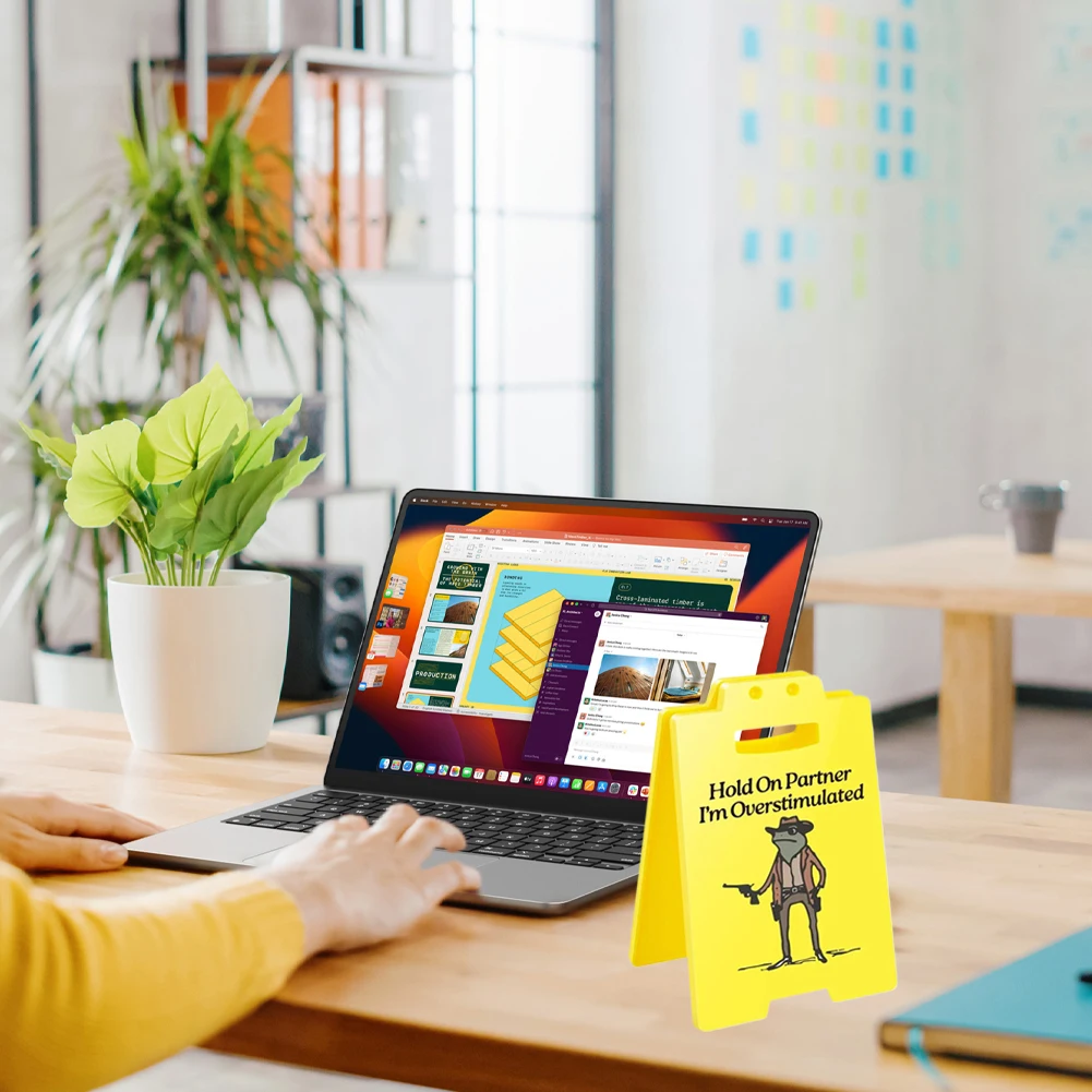 Hold On Partner I'm Overstimulated 面白いデスクサイン デスク装飾 オフィスデスクサイン オフィス装飾 オフィス用