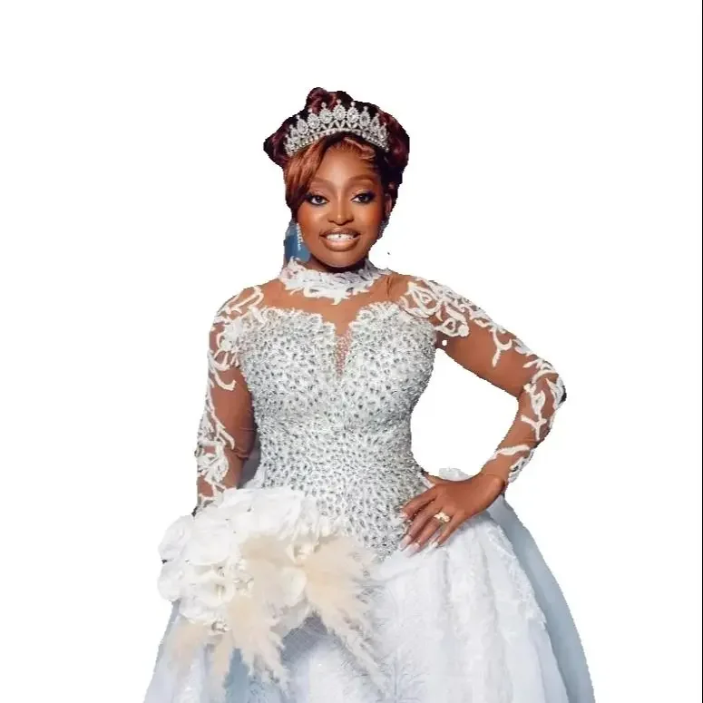 

Индивидуальный свадебный наряд больших размеров с высоким воротником, расшитый блестящими кристаллами и бисером, со съемным шлейфом, длинными рукавами и аппликациями