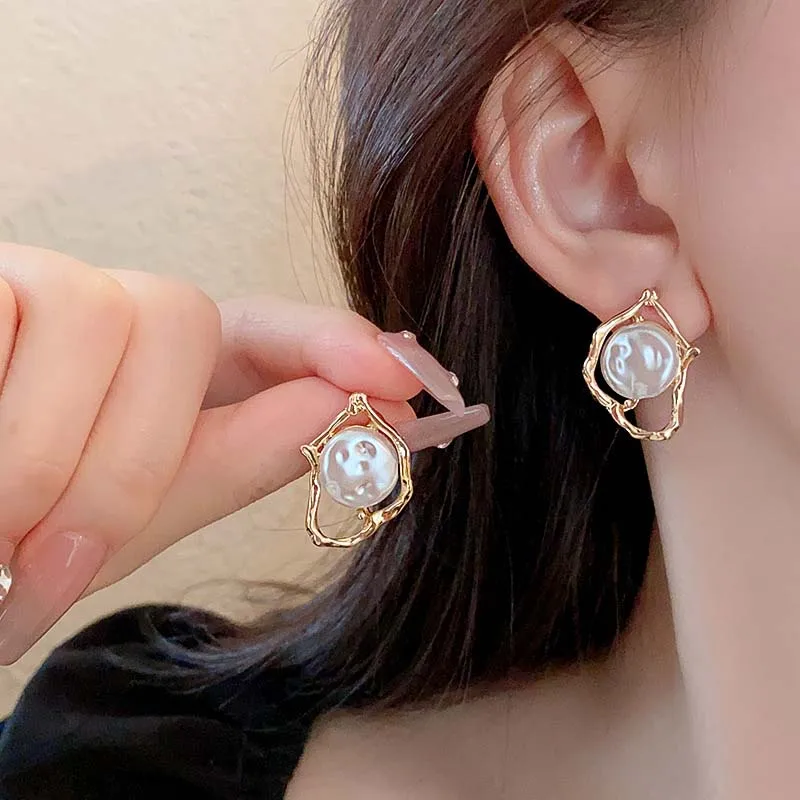 Korean Gold Color Hollow Pearl Stud Earrings For Women Vintage Elegant Irregular Temperament Earrings Wedding Jewelry Brincos