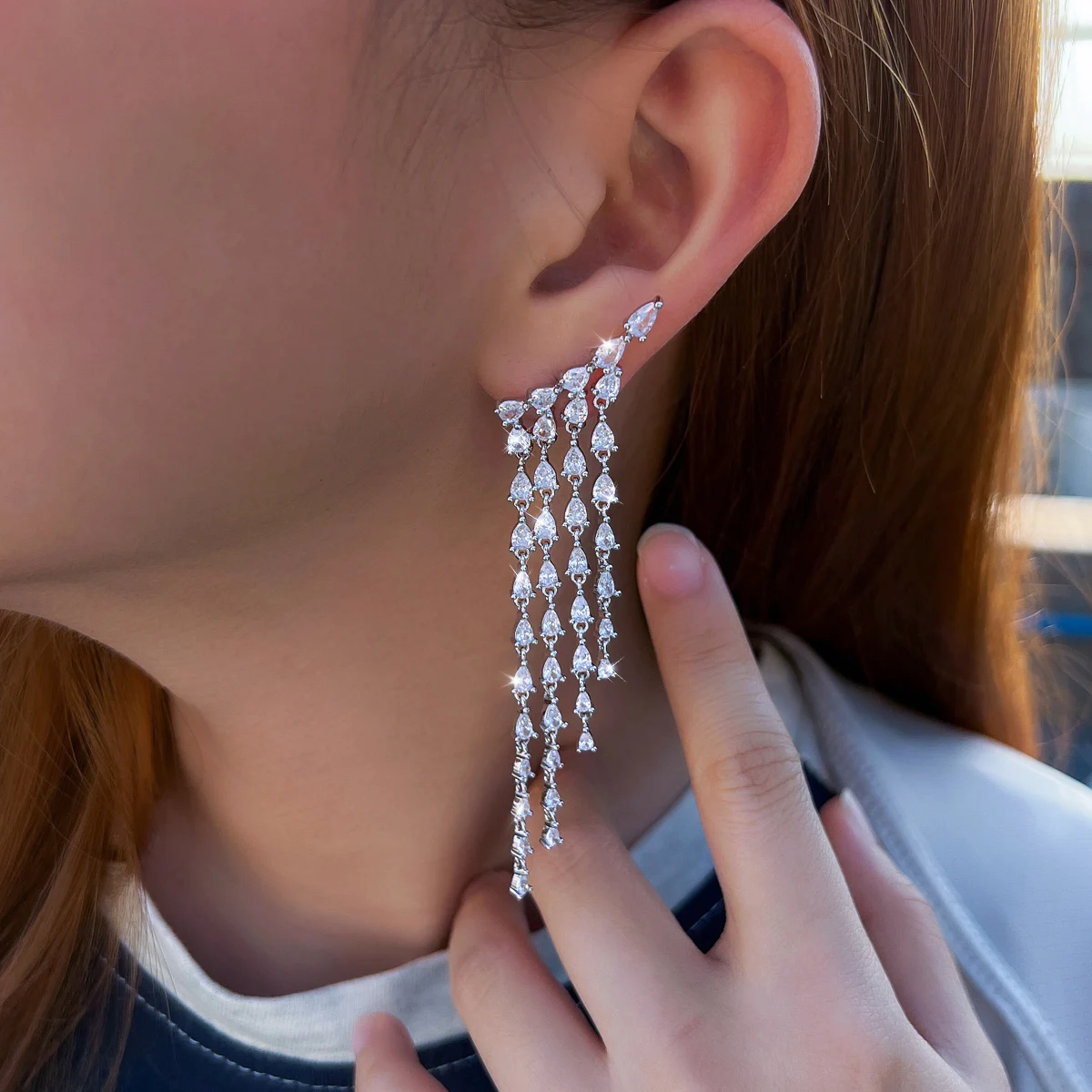 CWWZircons Luxuriöse Glänzende CZ-Quasten-Wassertropfen-Cluster Lange Hängeohrringe für Damen, Brautschmuck, Hochzeitsschmuck, Party-Schmuck, Großhandel E1179 – Detail 4
