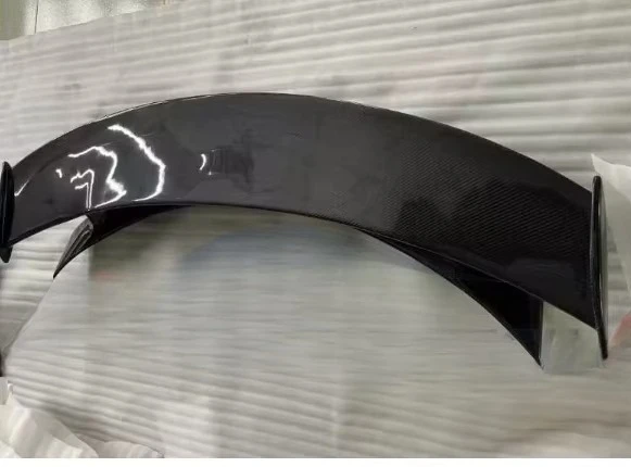 Ala posteriore in fibra di carbonio per classe W205