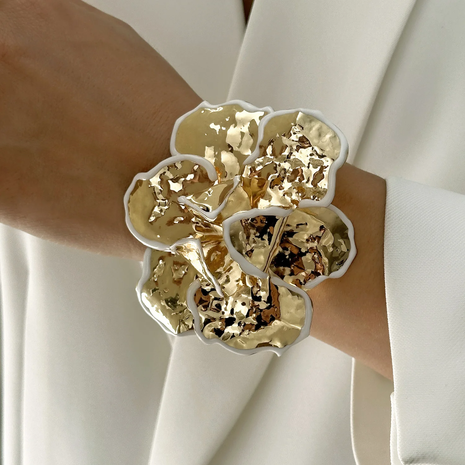 Weißer Emaille-Blumen-Armreif für Damen, Überdimensionales Offenes Metall-Armband, Modischer Statement-Schmuck