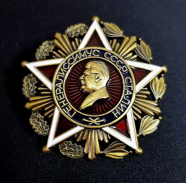 

Брошь с гербом Эдельвейса, эмблема немецких горных войск, символизирует пересечение Альпов