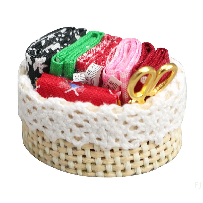 Zestaw do szycia w miniaturze do domku dla lalek w skali 1/12: koszyk na narzędzia, nożyczki, materiał, linijka do dekoracji scen.