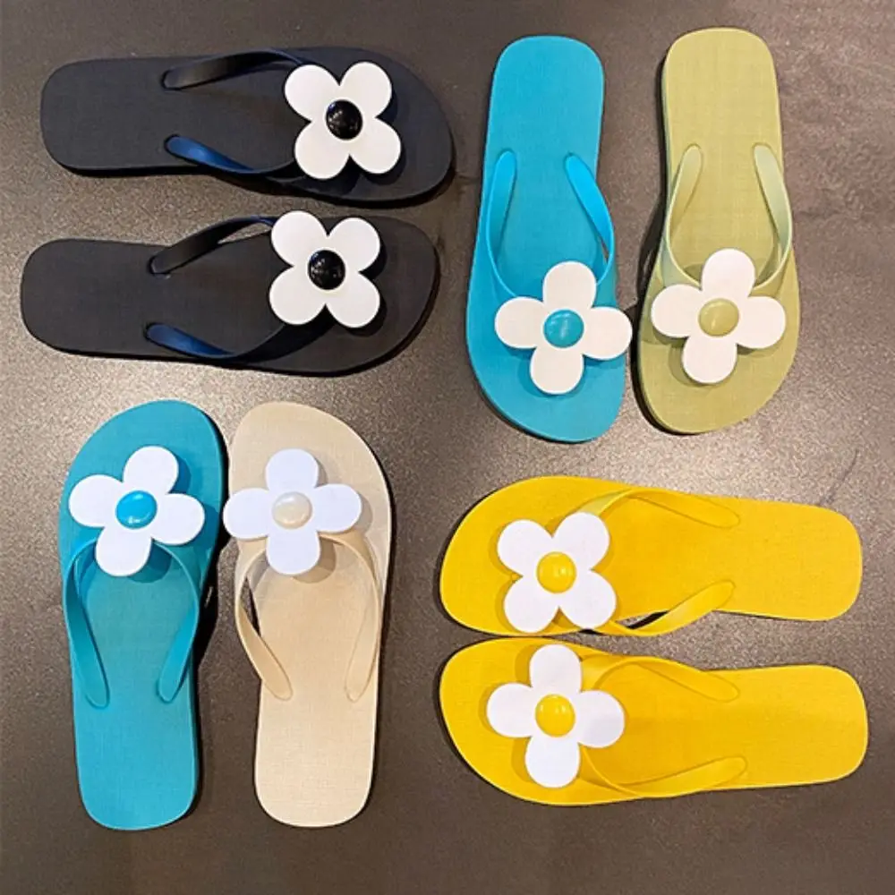 Chanclas ligeras con flores, chanclas antideslizantes con plataforma y Clip para el dedo del pie, ropa de playa de verano, zapatillas de suela plana para verano