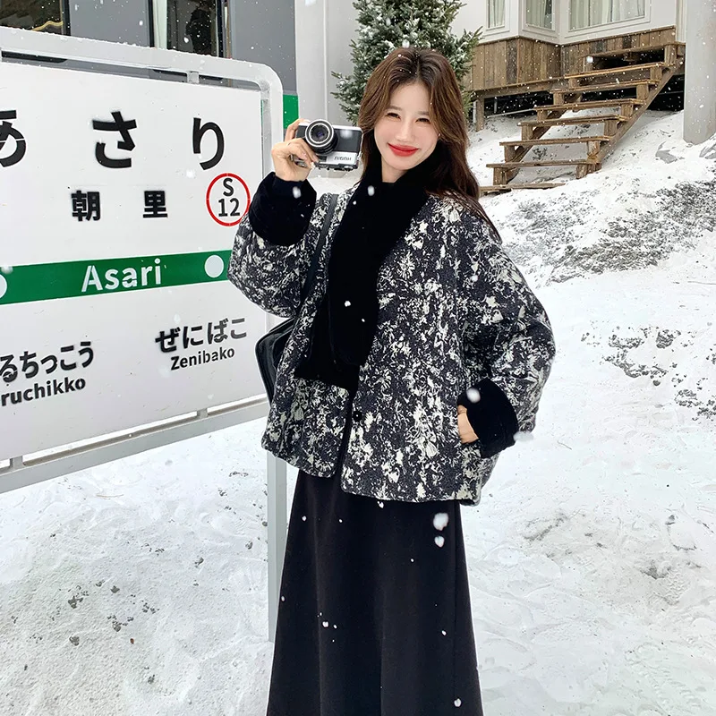 New Chinese style down jacket women in winter 2025 jacquard long sleeved versatile and thick elegant short style jacket
