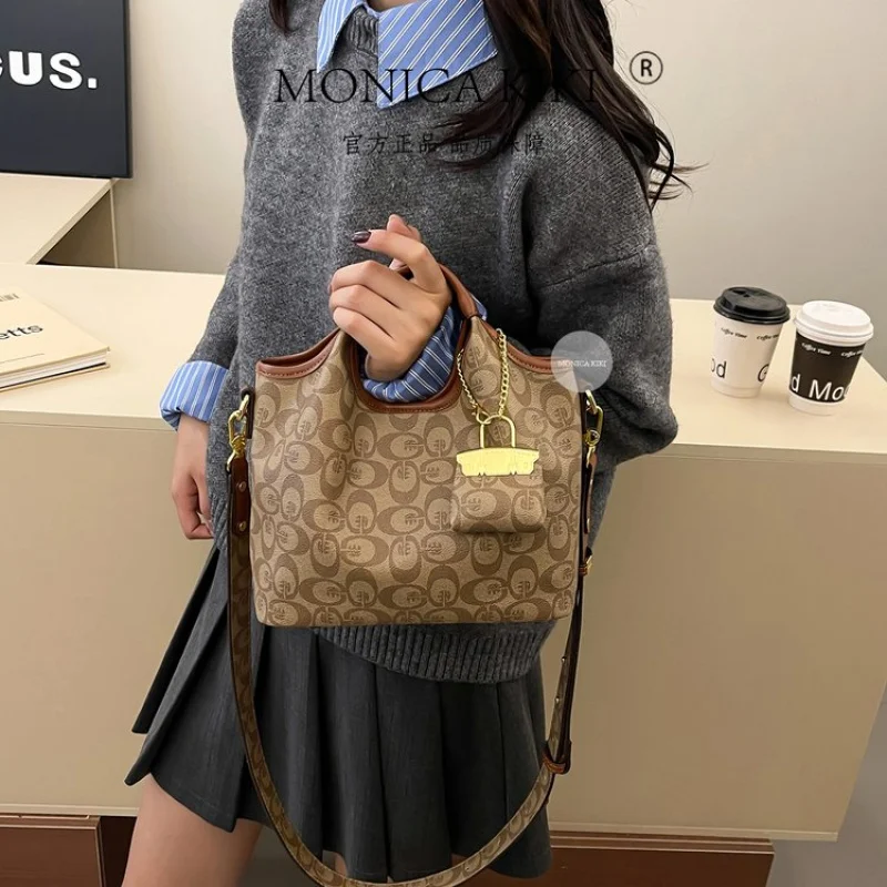 

Fashionable Women's Crossbody-Bag Made Of Fine Leather Boasting Trendy Design And Famous Lasting Look​