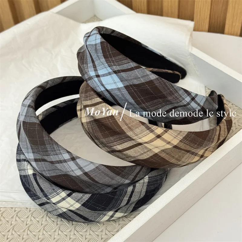 

Retro plaid textured fabric with wide edge headband, stylish and stylish, enhancing facial features and small hairpins