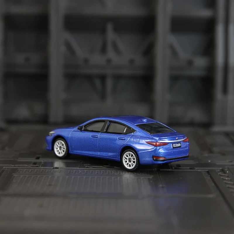 CCA 1:64 lexus ES300h alloy car model all-metal sliding shock-proof toy car ornaments collection for boys.
