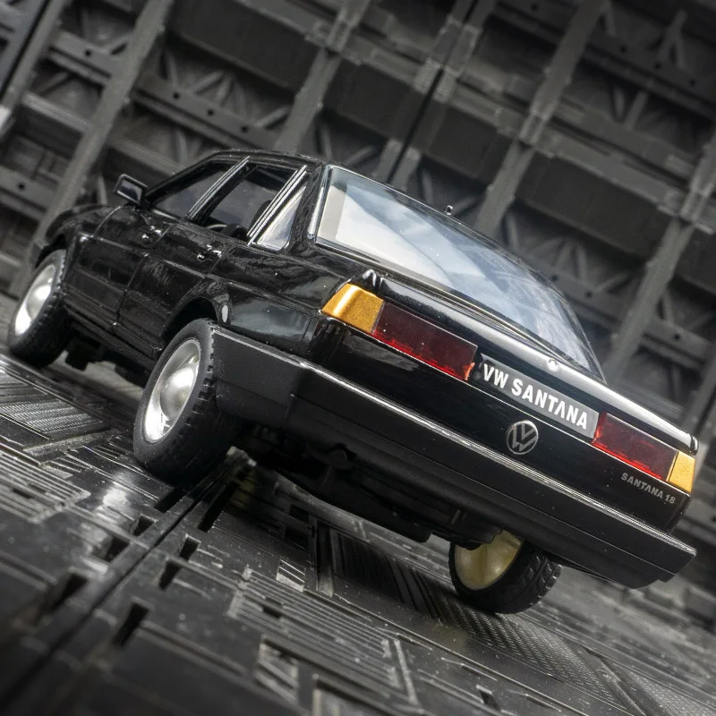 

1:24 simulation Volkswagen Santana alloy car model sound and light sedan decoration, doors and engine hood, trunk can be opened