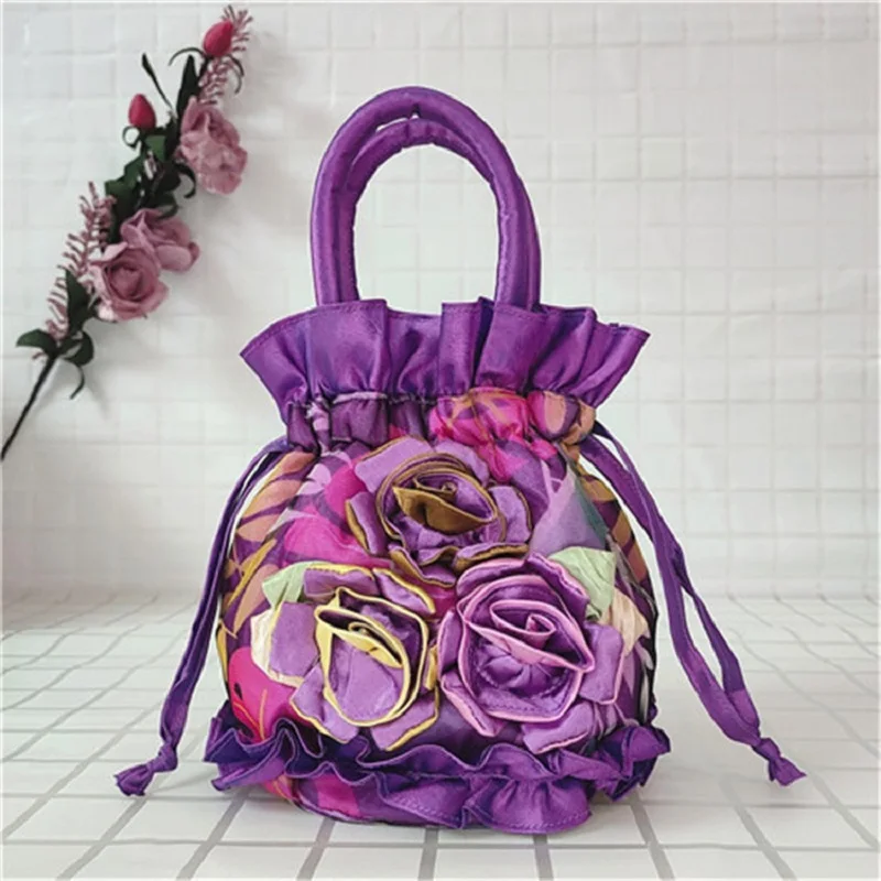 Bolsa feminina bordada com três flores e bolsas de corda