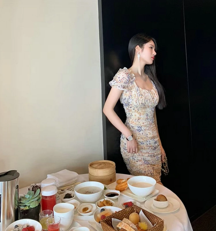 Romantyczna, wyszczuplająca, letnia nowość - spódnica z plisowanymi, bufiastymi rękawami, z wiązaniem w talii i wysokim stanem.