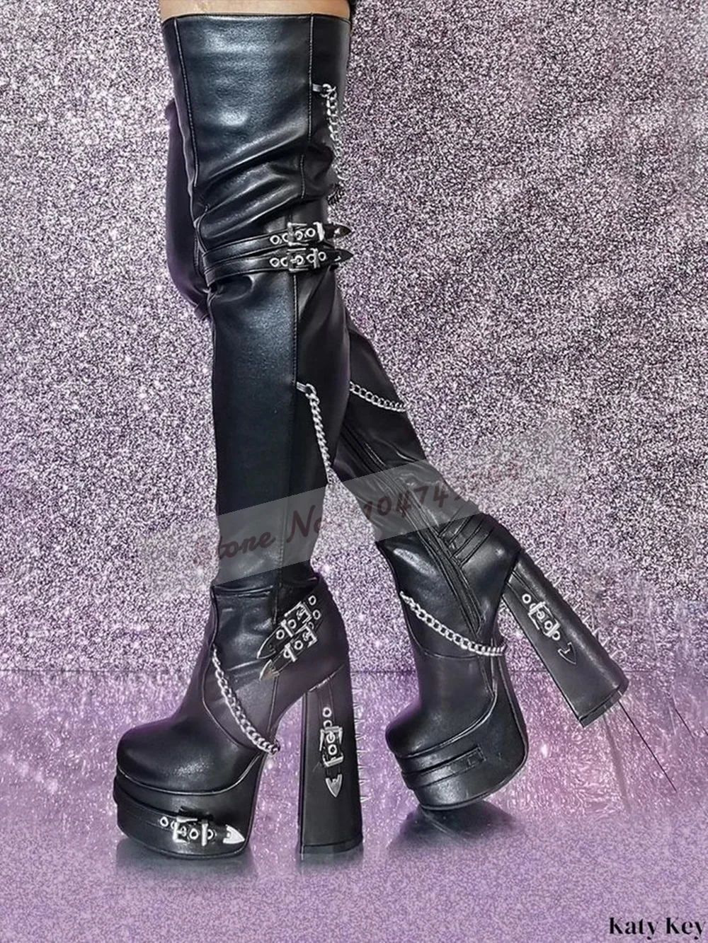أسود ماتي صندل بكعب مكتنز طويل المسامير الركبة الأحذية عالية منصة الشرير أنيق أحذية طويلة الفضة مشبك معدني حزام سلسلة ديكور الأحذية