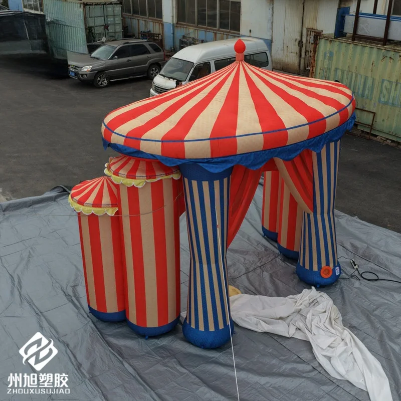 Ein riesiger aufblasbarer Zirkusbogen, ausgestattet mit einem Gebläse, als Dekoartikel für Zirkusaufführungen im Freien