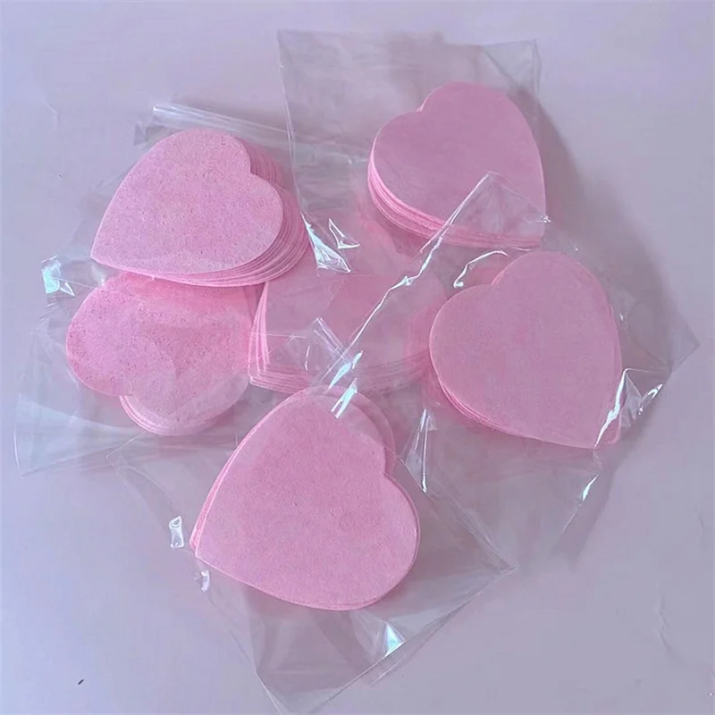 แผ่นฟองน้ำล้างหน้าใช้ซ้ำได้สีชมพูแบบบีบอัดแผ่นทำความสะอาดผิวหน้าธรรมชาติสำหรับขัดผิวเพื่อทำความสะอาดรูปหัวใจ