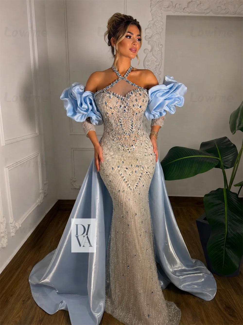 Arabische Nude-Champagner-Neckholder-Abendkleider mit Cape-Rüschen, Maßgefertigte Kristall- und Perlenverzierungen, Hochzeits- und Partykleider 2026