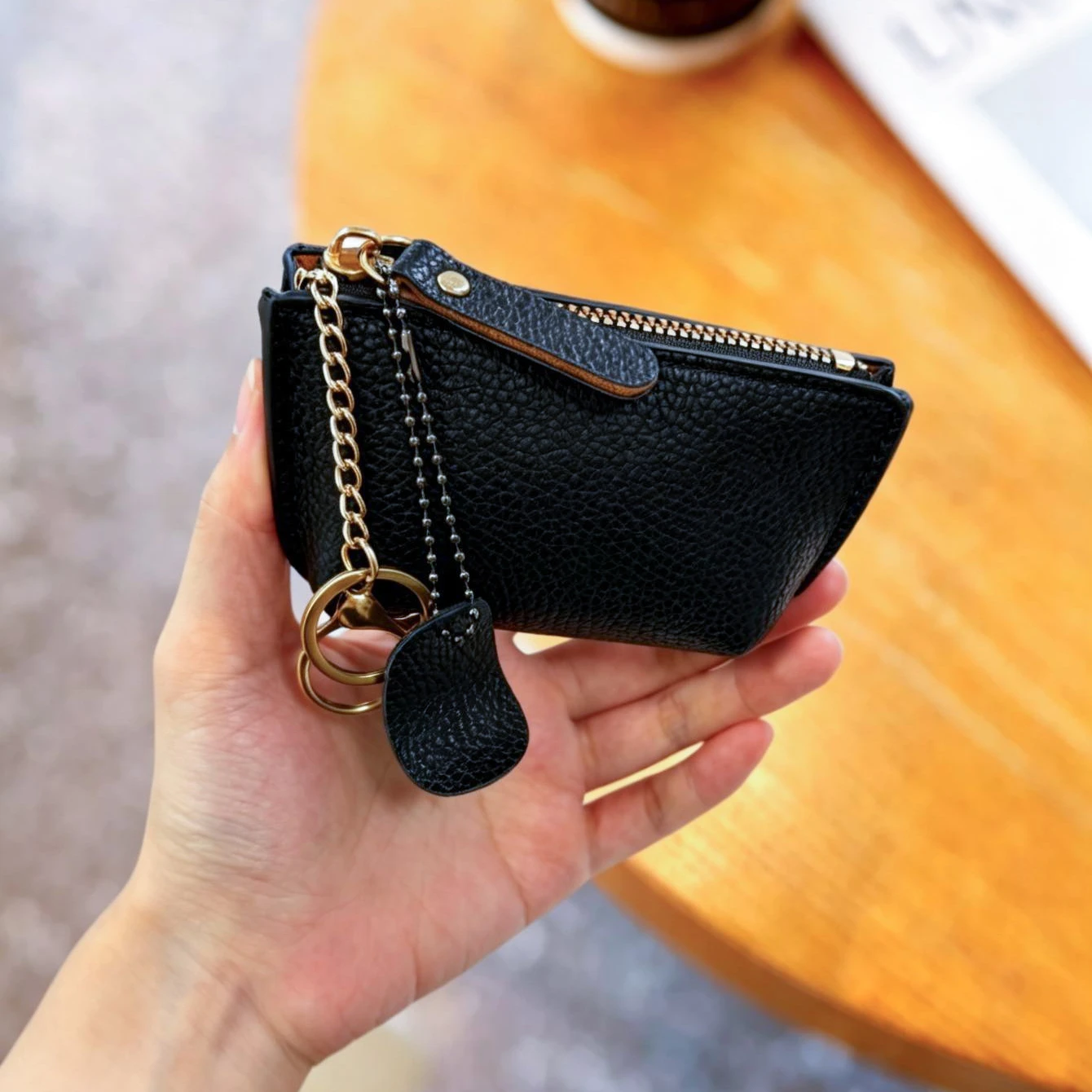 Black pebbled zip coin & card pouch with keychain, holds lipstick, coins, keys & earbuds, retro portable for commute & shopping.