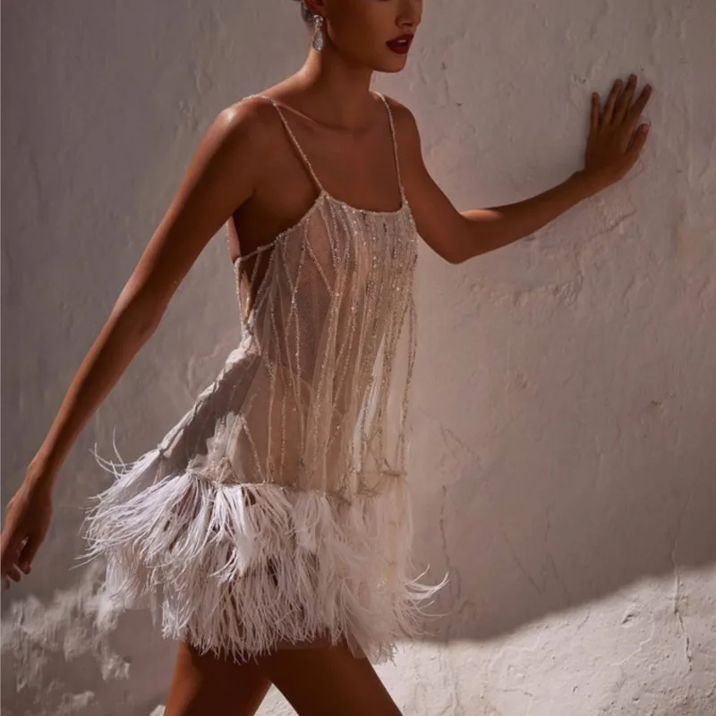 女性のエレガントなスリムスパンコールフェザータッセルメッシュミニドレスセクシーな透明バックレススパゲッティストラップイブニングパーティーキャミソールドレス
