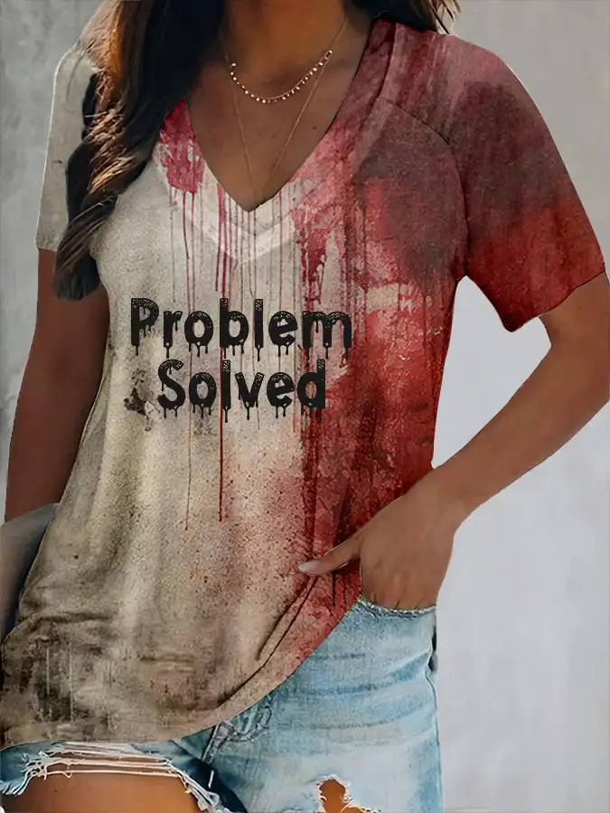 T-shirt con scollo a v con stampa di Halloween con problemi di sangue da donna