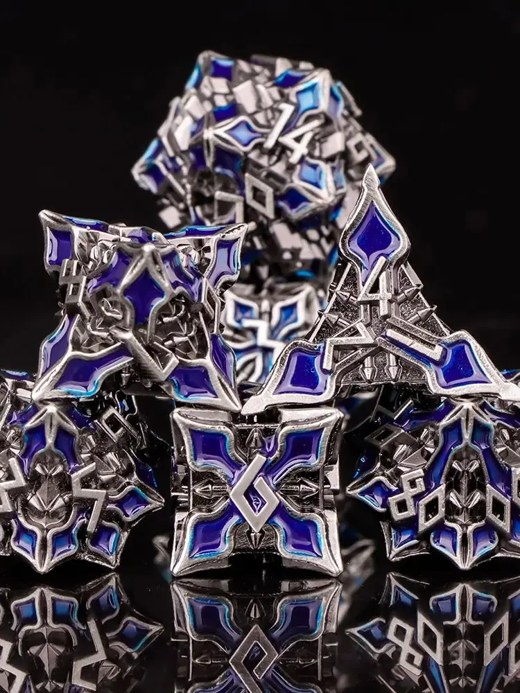 

Набор металлических кубиков Prism Metal DND, 7 шт., многогранные кубики с острыми краями для ролевых игр, идея подарка на Хэллоуин и День Благодарения, набор металлических кубиков для RPG.