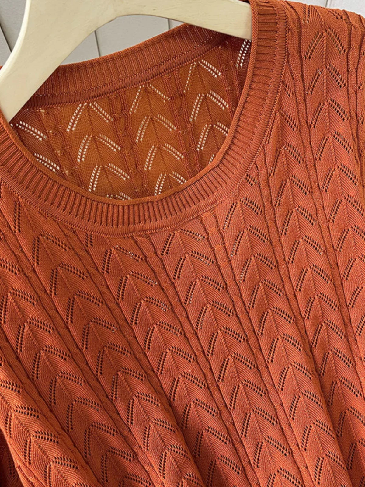 เสื้อยืดไซส์ใหญ่สำหรับผู้หญิง ฤดูร้อน ทรงกลม ผ้าถักแบบโปร่ง ปิดหน้าท้อง ทรงหลวม สไตล์เกาหลี เสื้อยืดบาง