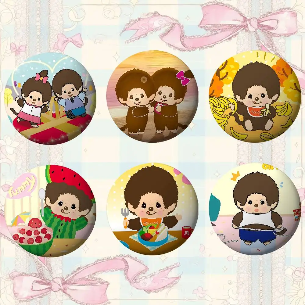 Cartoon M-Monchhichis Niedliche Broschen Stilvolle Anstecknadeln Exquisite Runde Abzeichen Taschenaccessoires Schmuckgeschenke