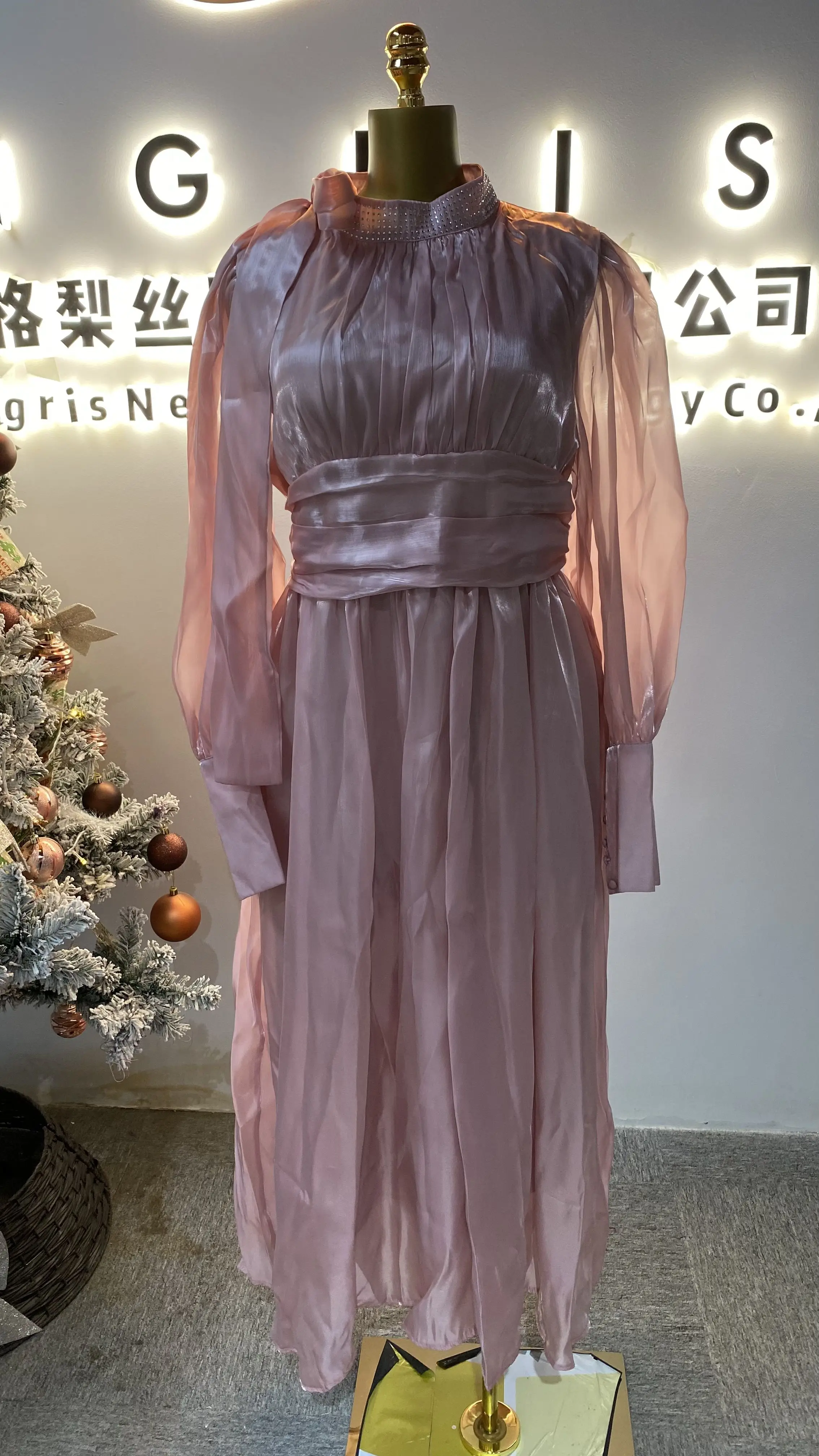 

Pink pleated high-neck maxi dress with balloon sleeves, a neutral style of dress, in Islamic attire.-GZXX031