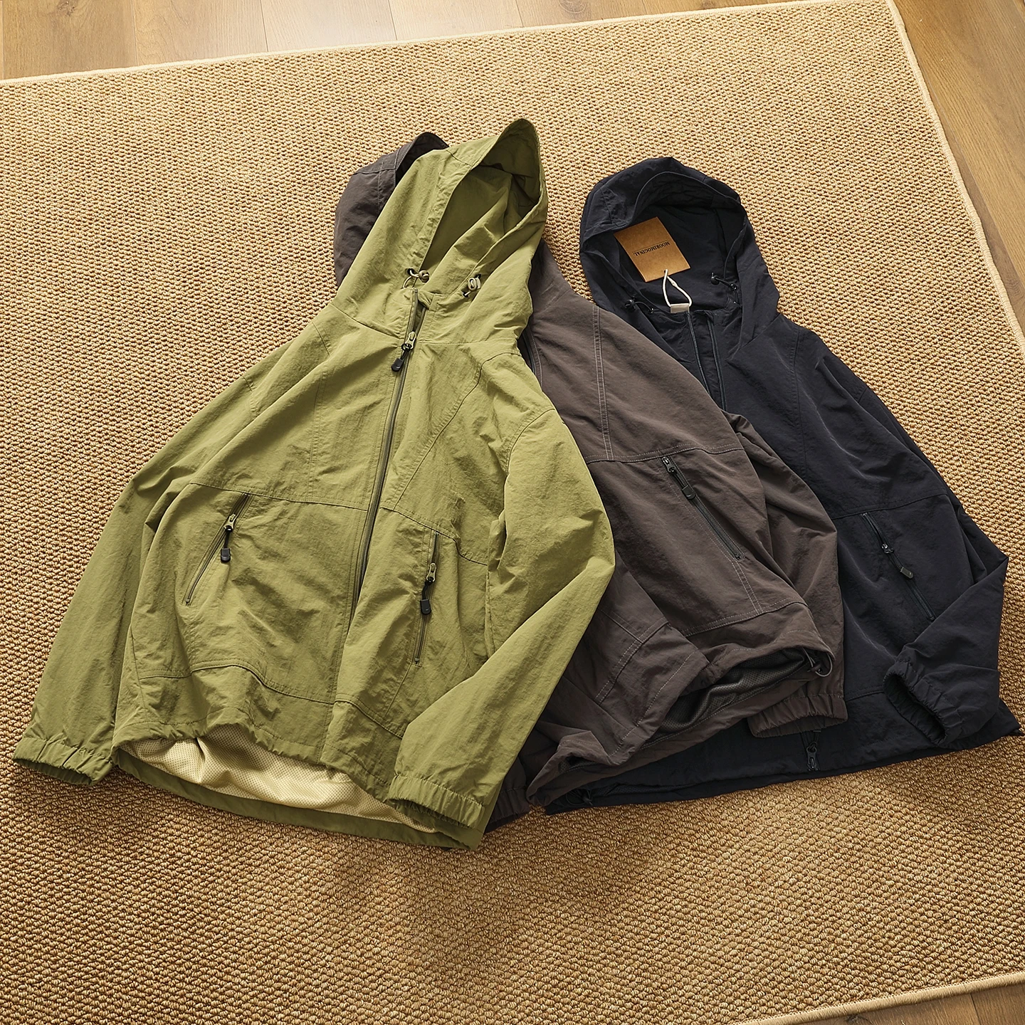 

Модная мужская куртка из софтшелла с капюшоном на молнии, повседневная дышащая подкладка из полиэстера, уличная, ветрозащитная, водостойкая