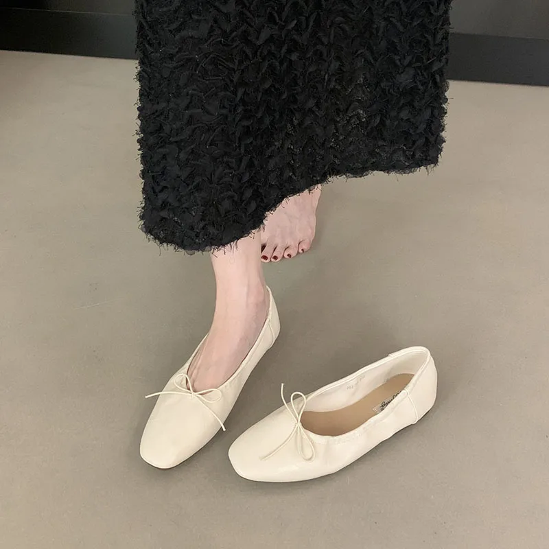 Neu in der Mode: Weiche Damen-Ballerinas mit flachem Absatz, lässige, flache Damenschuhe zum Hineinschlüpfen, mit Schmetterlingsknoten. – Detail 11