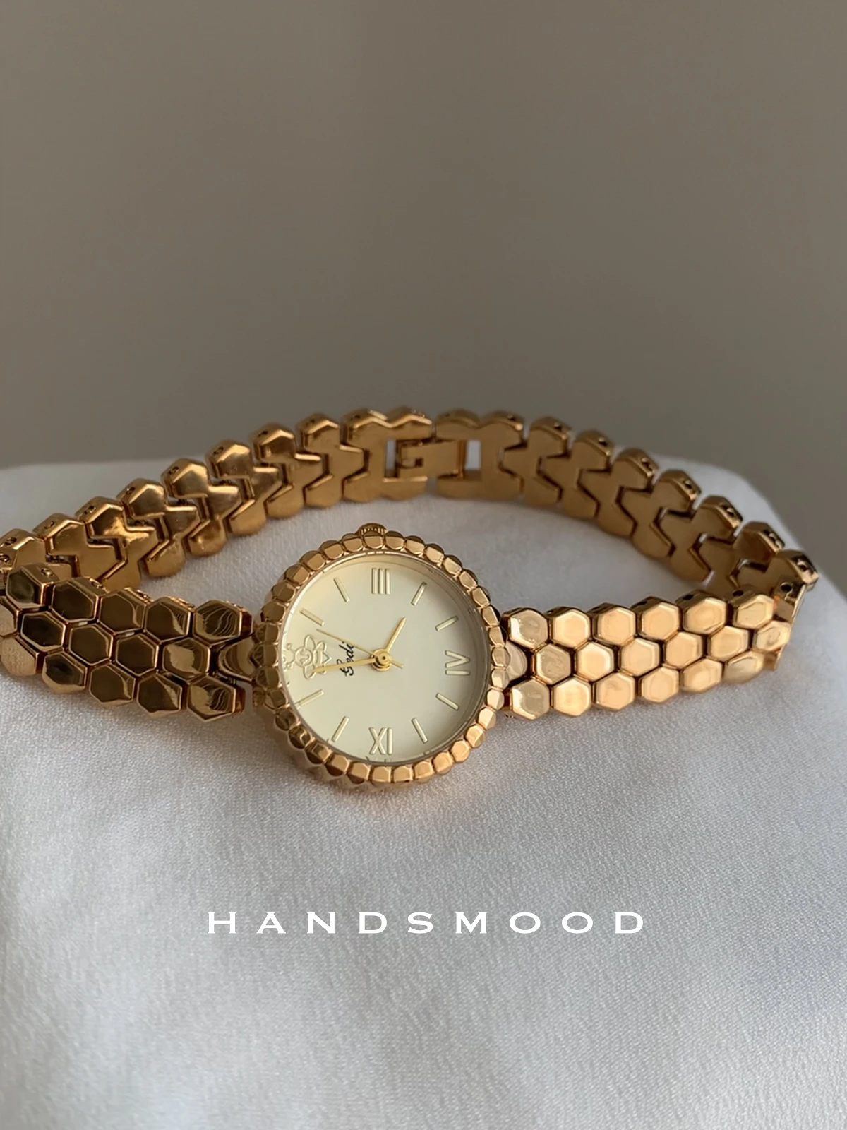ساعة نسائية أنيقة بحزام على شكل قرص العسل، تصميم أنيق وفاخر ومتطور. مجموعة راقية من الساعات النسائية. #3